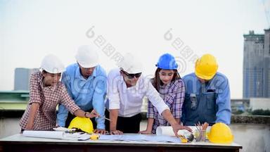 建筑工程师团队合作安全套装信任团队手持白色黄色安全安全帽安全设备